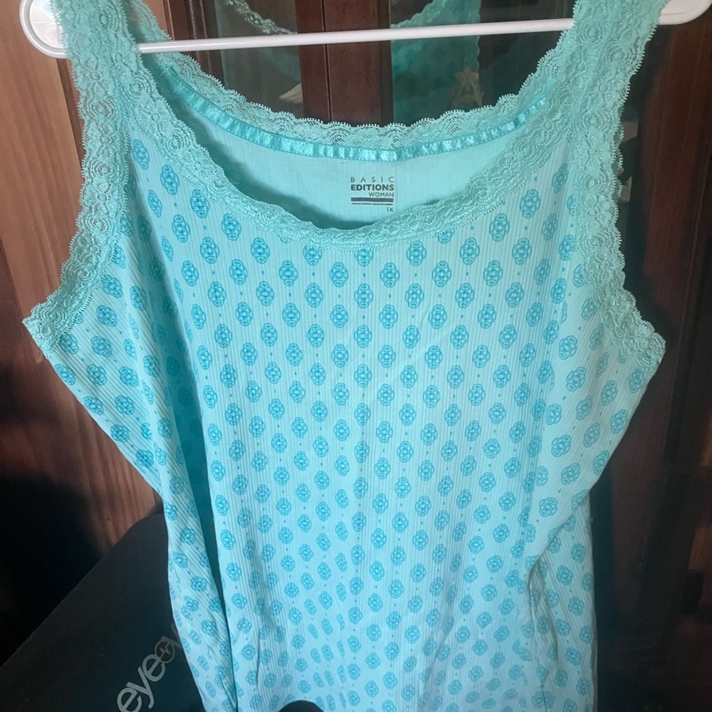 Basic Editions Green Sleeveless Tank Top with Polka Dots